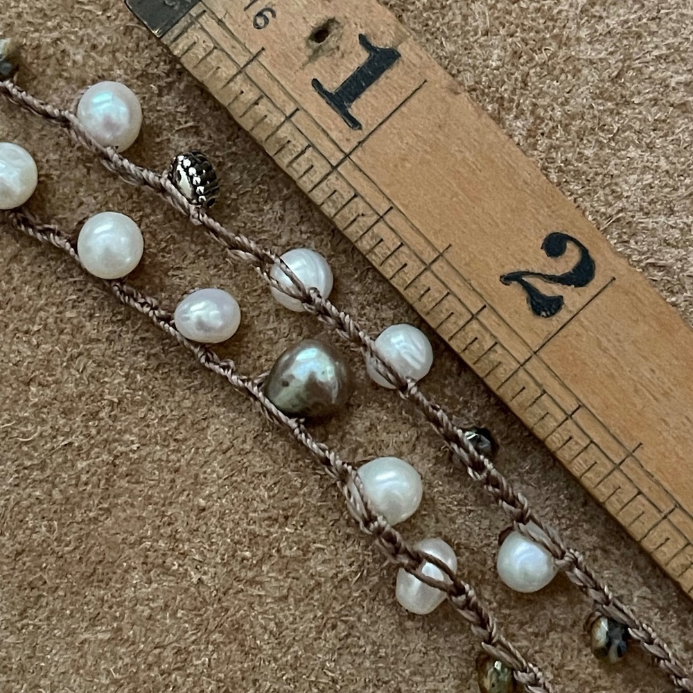ARTISAN Necklace “Pearl Amor” on Medium Brown Long Crocheted Wrap - Picture 9 of 13